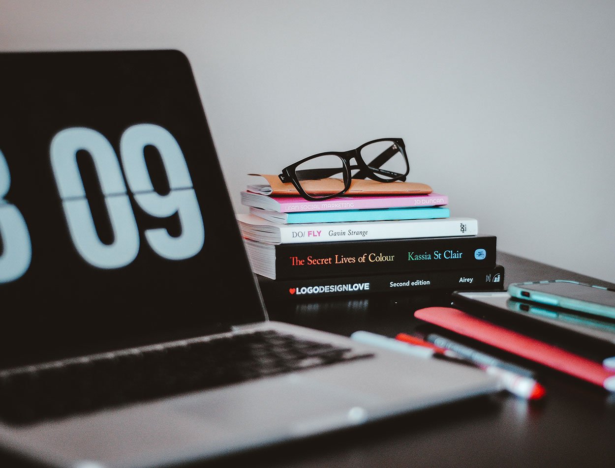 Mengenal Perbedaan Data Persisten dan Non-Persistent: Kunci Pengelolaan Data yang Efisien nik-7I4u37HwA08-unsplash