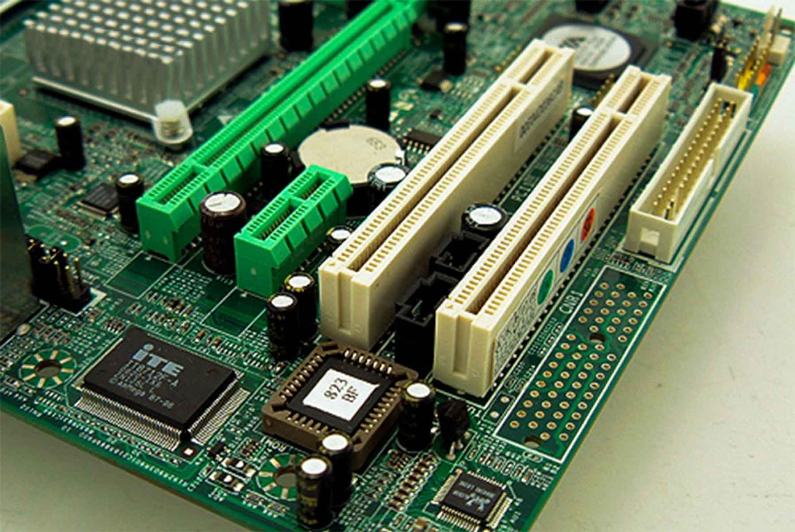 Fungsi Motherboard dan Cara Kerjanya grafisarena