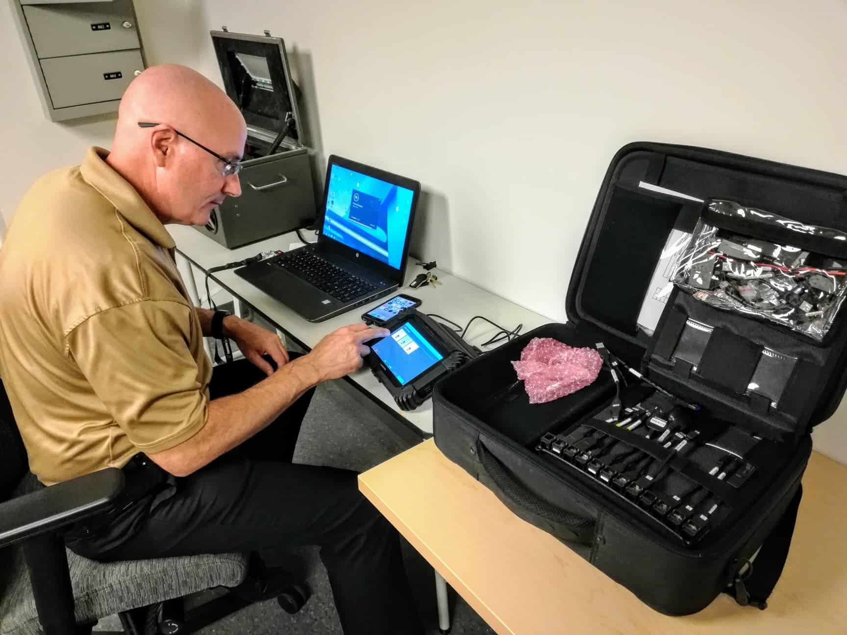 Satu Serangan, Seluruh Website Tumbang! Begini Cara DoS Bekerja Sgt.-Smith-using-Cellebrite